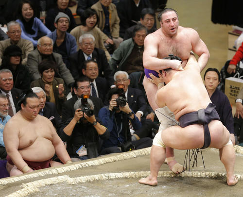 栃ノ心(右奥)を寄り切りで破る妙義龍。左は稀勢の里(撮影・河田真司)