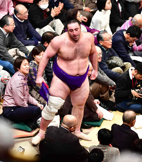 初日から3連敗を喫しがっくりと花道を引き揚げる栃ノ心(撮影・小沢裕)
