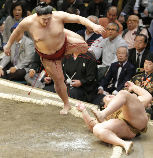 輝(右)をはたき込みで破る阿炎(撮影・河田真司)