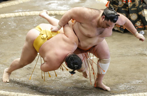 遠藤(左)を上手投げで破る魁聖(撮影・河田真司)