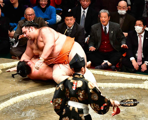 魁聖(右)は上手投げで遠藤を下す(撮影・小沢裕)