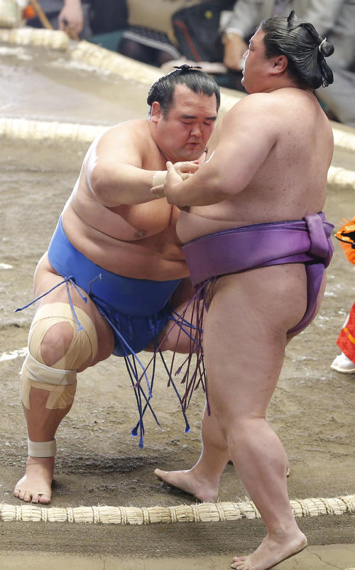 嘉風(右)を寄り切りで破る琴奨菊(撮影・河田真司)