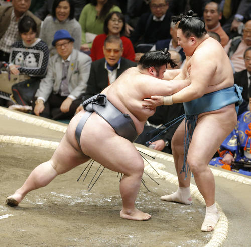 玉鷲(右)を押し出しで破る貴景勝(撮影・河田真司)