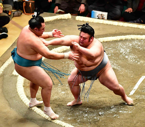 貴景勝(右)は押し出しで玉鷲を下す(撮影・小沢裕)