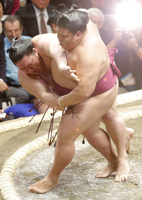 豪栄道(左)をすくい投げで破る御嶽海(撮影・河田真司)