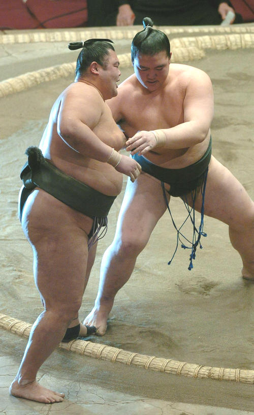 04年1月、萩原（右）は駒乃富士を寄り切りで破り幕下優勝を飾る