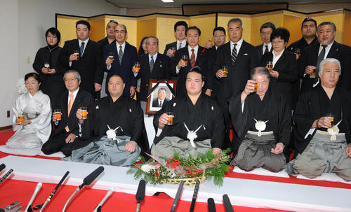 2011年11月、場所前に亡くなられた師匠鳴戸親方（元横綱隆の里）の遺影を背にかんぱいをする稀勢の里(中央)