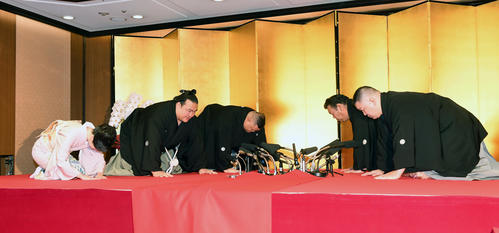 17年1月、横綱昇進伝達式　横綱昇進の伝達式で口上を述べる稀勢の里（左から2人目）