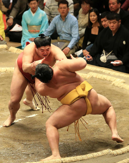遠藤（右）を押し倒しで破る阿炎（撮影・江口和貴）