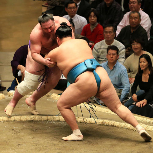 栃ノ心（左）を押し出しで破る玉鷲（撮影・江口和貴）