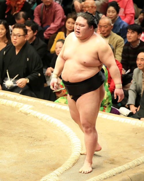 逸ノ城に寄り切りで敗れた豪栄道（撮影・江口和貴）