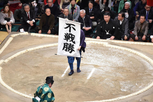 稀勢の里引退で錦木の不戦勝（撮影・柴田隆二）