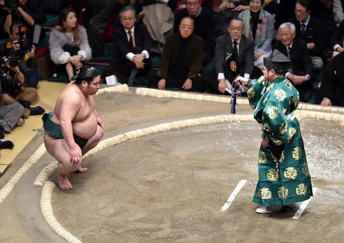 稀勢の里引退で錦木の不戦勝（撮影・柴田隆二）