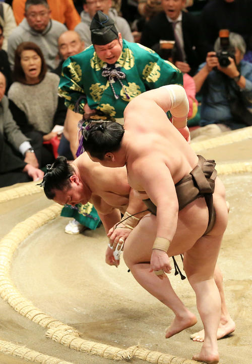北勝富士（左）を突き落としで破る白鵬（撮影・江口和貴）