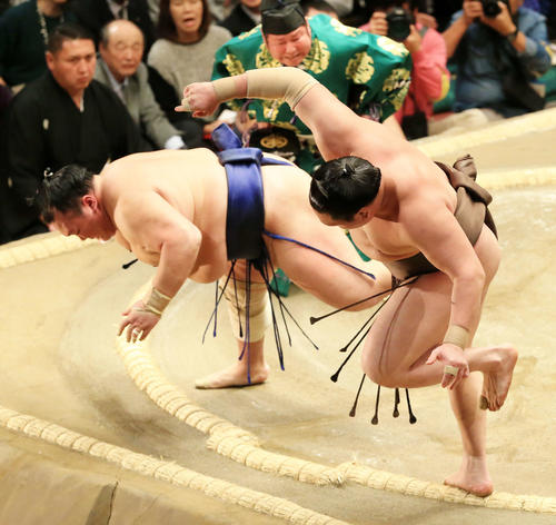 北勝富士（左）を突き落としで破る白鵬（撮影・江口和貴）