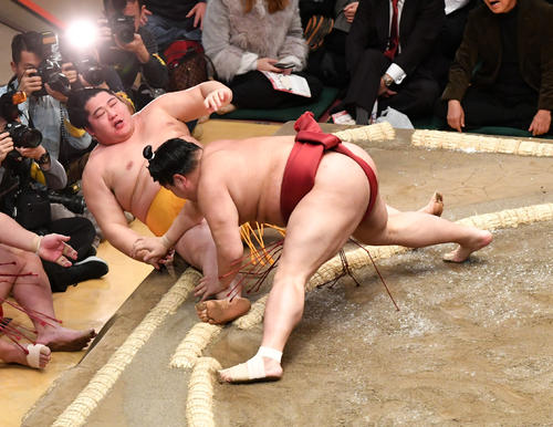 阿炎（右）は遠藤を押し倒しで破る（撮影・柴田隆二）