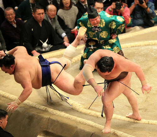 北勝富士（左）を突き落としで破る白鵬（撮影・江口和貴）