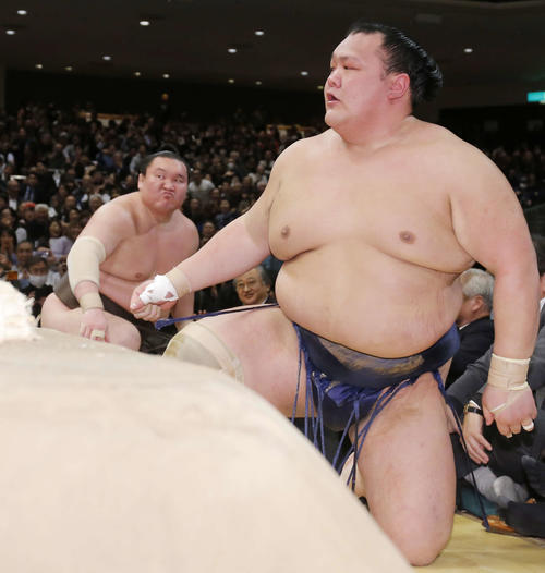 土俵から同時に落ちたように見え、物言いが入る白鵬（左）、北勝富士（撮影・河田真司）
