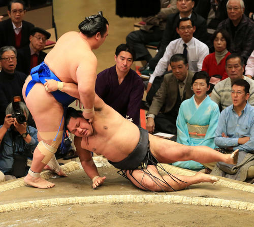 琴奨菊（左）を寄り切りで破った松鳳山（撮影・江口和貴）