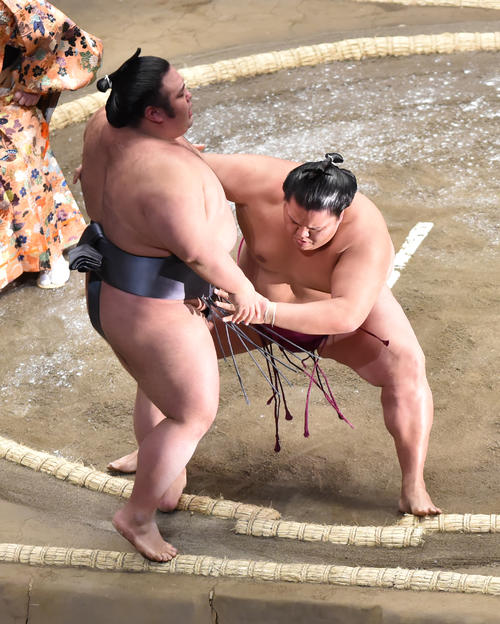 御嶽海（右）は貴景勝を寄り切りで破る（撮影・柴田隆二）