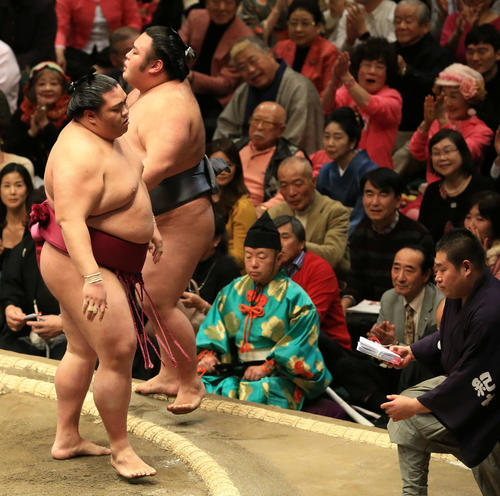 御嶽海（左）は貴景勝を寄り切りで破る（撮影・江口和貴）