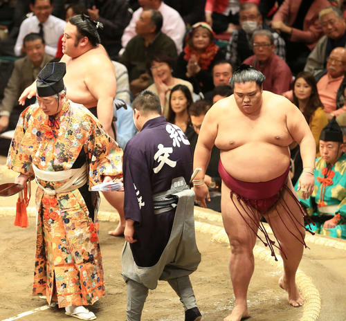 貴景勝（後方左）を寄り切りで破った御嶽海（撮影・江口和貴）