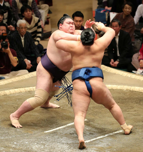 千代の国(右)を激しく攻める矢後(撮影・鈴木正人)