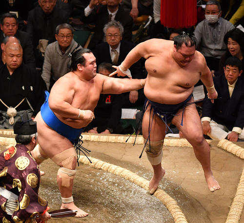 琴奨菊(左)を北勝富士を押し出しで破る(撮影・柴田隆二)