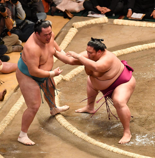 御嶽海(右)は玉鷲を押し出しで破る(撮影・柴田隆二)