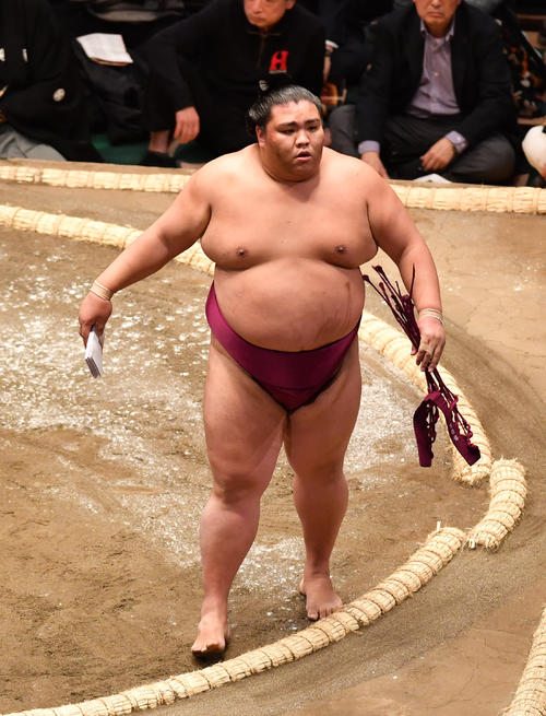 御嶽海は玉鷲を押し出しで破る(撮影・柴田隆二)