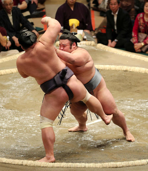 妙義龍(左)を押し出しで破る貴景勝(撮影・鈴木正人)