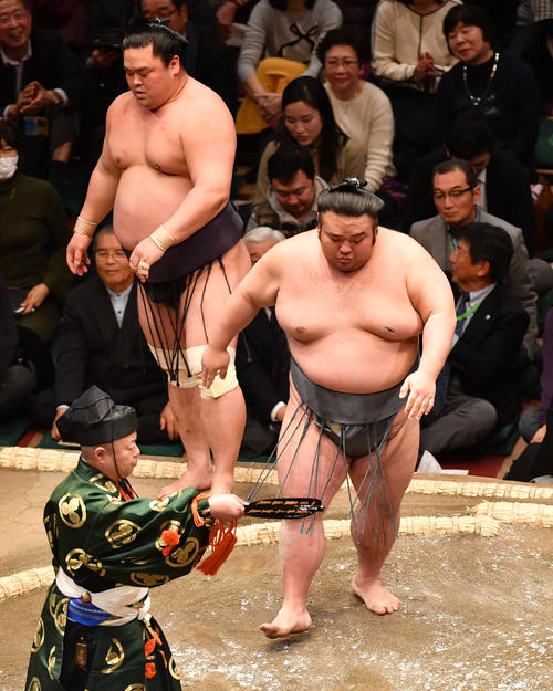 貴景勝(右)は妙義龍を押し出しで破る(撮影・柴田隆二)
