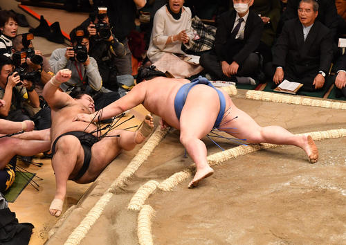 正代(右)は高安を寄り倒しで破る(撮影・柴田隆二)