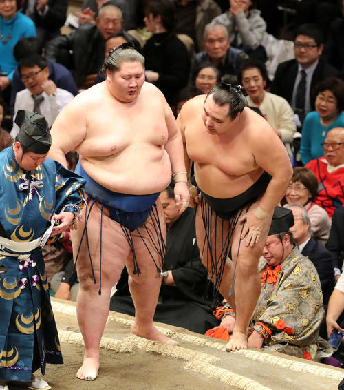 鶴竜(右)を寄り切りで破った逸ノ城(撮影・鈴木正人)