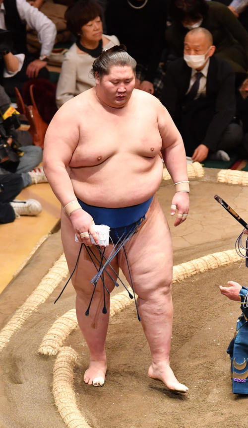 鶴竜を寄り切りで破った逸ノ城(撮影・柴田隆二)