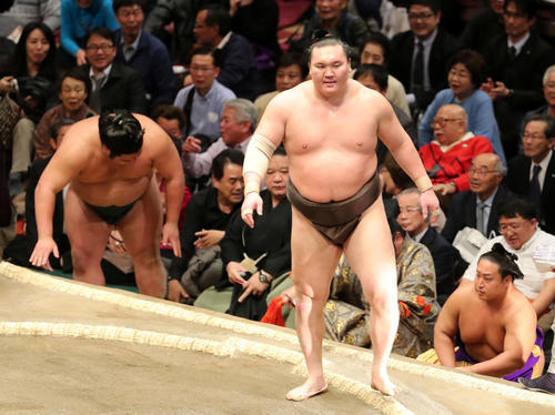 錦木(左)を上手投げで破った白鵬(撮影・鈴木正人)