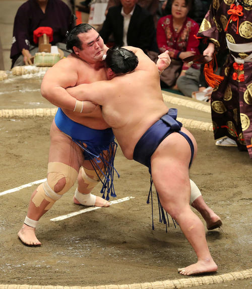 北勝富士(右)を激しく攻める琴奨菊(撮影・鈴木正人)