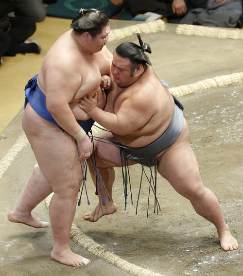 逸ノ城（左）を押し出しで破る貴景勝（撮影・河田真司）