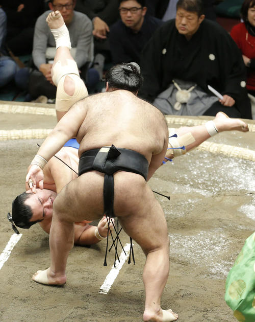 琴奨菊（奥）を突き落としで下す高安（撮影・河田真司）