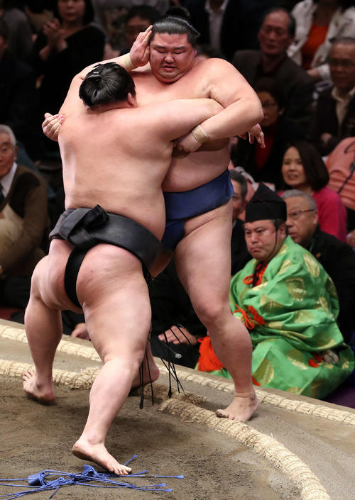 豪栄道（手前）に寄り切りで敗れる正代（撮影・狩俣裕三）