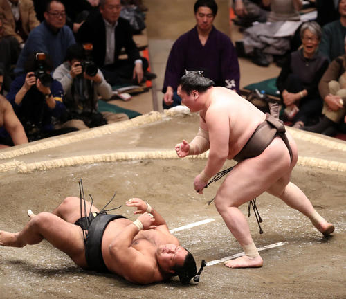 松鳳山（左）をはたき込みで破る白鵬（撮影・狩俣裕三）
