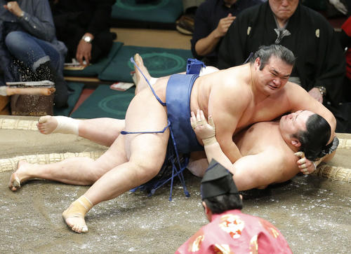 豊山（下）を首投げで破る千代の国（撮影・河田真司）