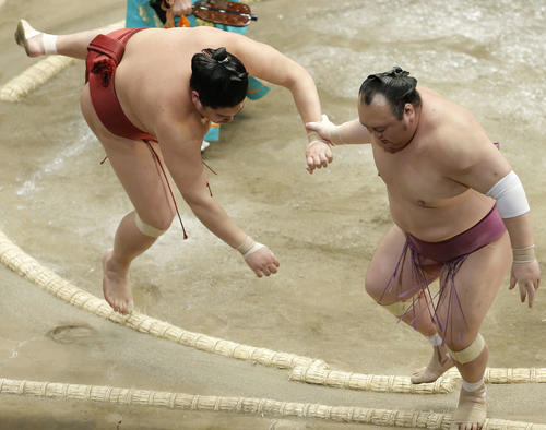 宝富士（右）を押し出しで破る阿炎（撮影・河田真司）
