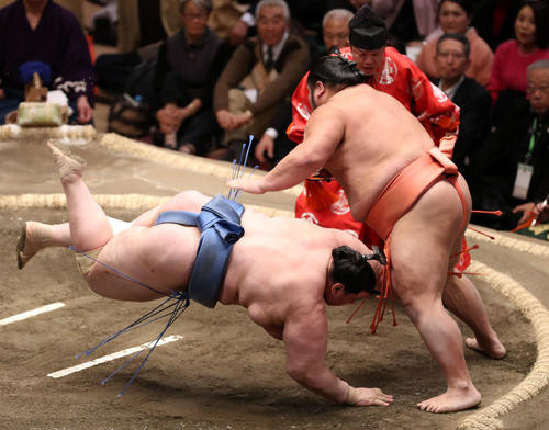 千代大龍（右）にはたき込みで敗れる碧山（撮影・狩俣裕三）