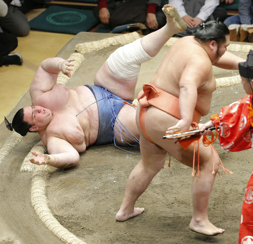 千代大龍（右）にはたき込みで敗れる碧山（撮影・河田真司）