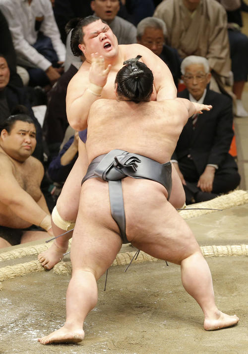 貴景勝（手前）に押し出しで敗れる阿武咲（撮影・河田真司）