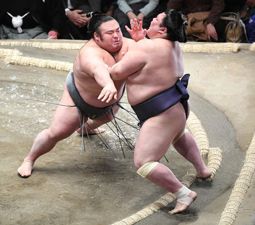 阿武咲（右）を押し出しで破る貴景勝（撮影・山崎安昭）