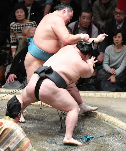 豪栄道（右）を突き落としで破る玉鷲（撮影・山崎安昭）