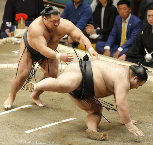 高安（右）を突き落としで破る松鳳山（撮影・河田真司）