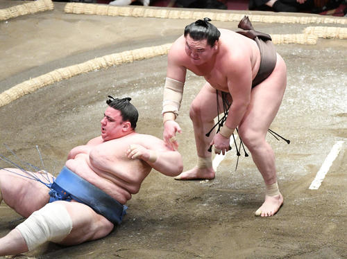 碧山（左）を下手出し投げで破る白鵬（撮影・山崎安昭）